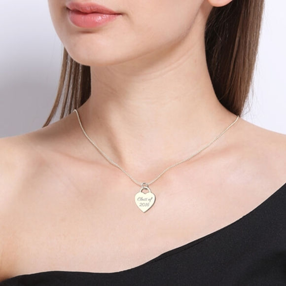 Imagen de Nombre grabado Corazón Clase de… Collar graduado chapado en oro de 18 k