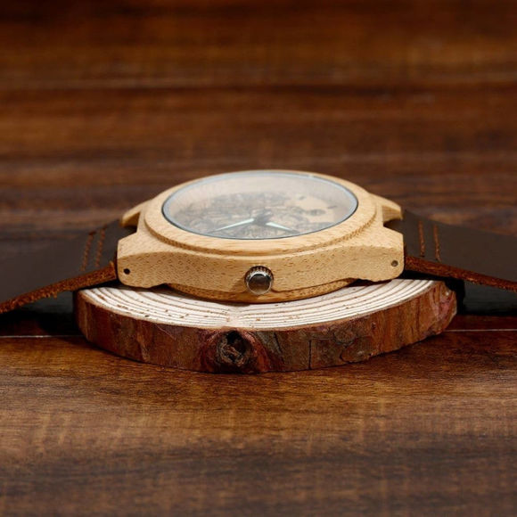 Imagen de Reloj fotográfico de bambú grabado para hombre, correa de cuero marrón
