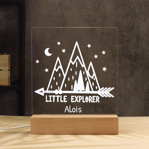 Imagen de Luz nocturna de montaña Little Explorer - personalícela con el nombre de su hijo