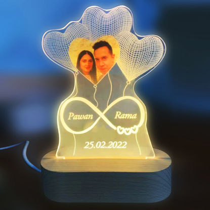Immagine di Luce notturna con foto personalizzata Luce notturna con palloncino a cuore personalizzato Personalizzala con i nomi delle coppie e la data dell'anniversario