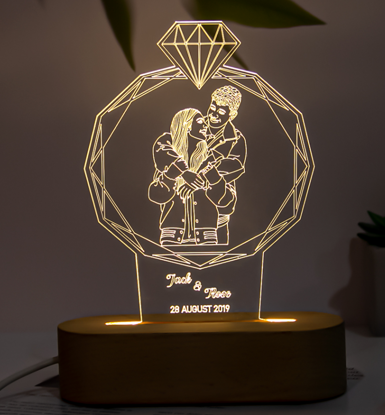 Immagine di Luce notturna personalizzata a forma di anello con base in legno con foto personalizzata e nomi e data personalizzati Regalo di anniversario Regalo di San Valentino