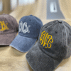 Imagen de Gorra de béisbol desgastada con bordado de monograma personalizado