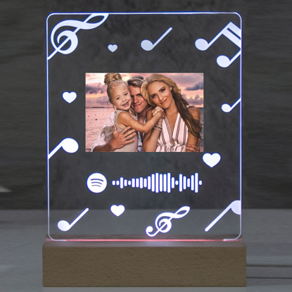Image de Veilleuse photo de famille heureuse personnalisée avec code Spotify scannable avec note de musique pour les mélomanes