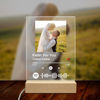 Bild von Personalisiertes Foto-Nachtlicht für Paare mit scannbarem Acryl-Song-Plakette, individuelles Song-Album-Cover, Nachtlicht für Musikliebhaber, personalisiertes Geschenk zum Memorial Day