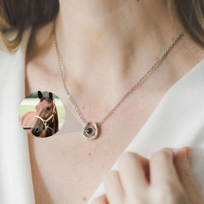 Immagine di Regalo di gioielli con collana di cavalli con immagine di proiezione personalizzata per lei