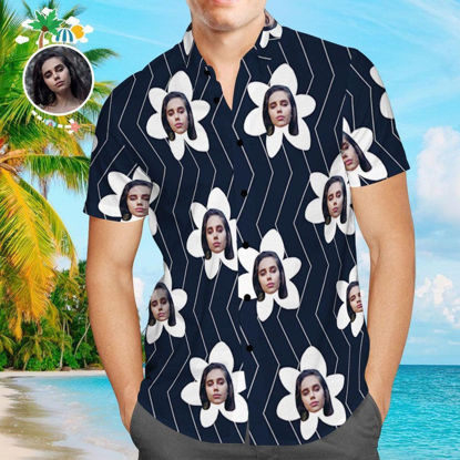 Immagine di Camicia hawaiana con foto del viso personalizzata - Camicia da uomo personalizzata con stampa all over camicia hawaiana - Design floreale divertente - Magliette per feste in spiaggia come regalo di festa