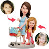Imagen de Cabezones personalizados: mamá embarazada que lleva a su hija a comprar muñecos cabezones | Bobbleheads personalizados para alguien especial como idea de regalo única