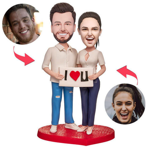 Imagen de Bobbleheads personalizados: la pareja con el letrero I LOVE U Bobbleheads | Bobbleheads personalizados para alguien especial como idea de regalo única