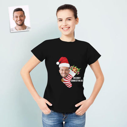 Image de Chemise de famille de Noël pour femmes avec visage personnalisé avec bas et cadeaux de Noël
