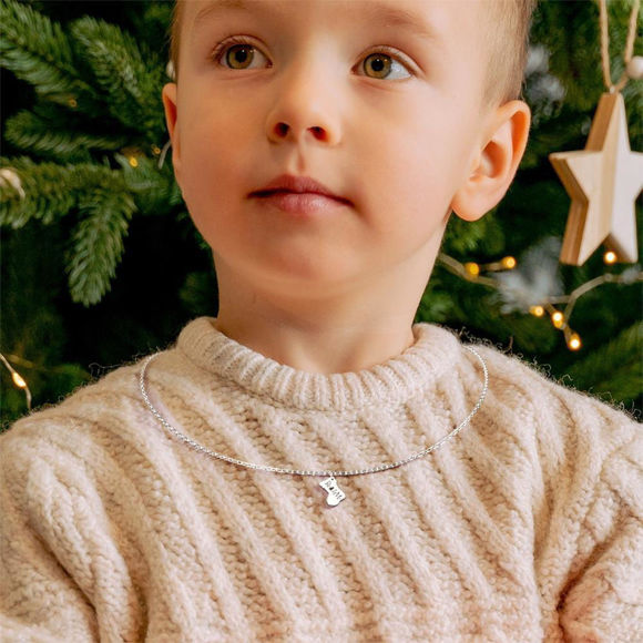 Imagen de Collar de plata de ley 925 con medias navideñas personalizadas grabadas