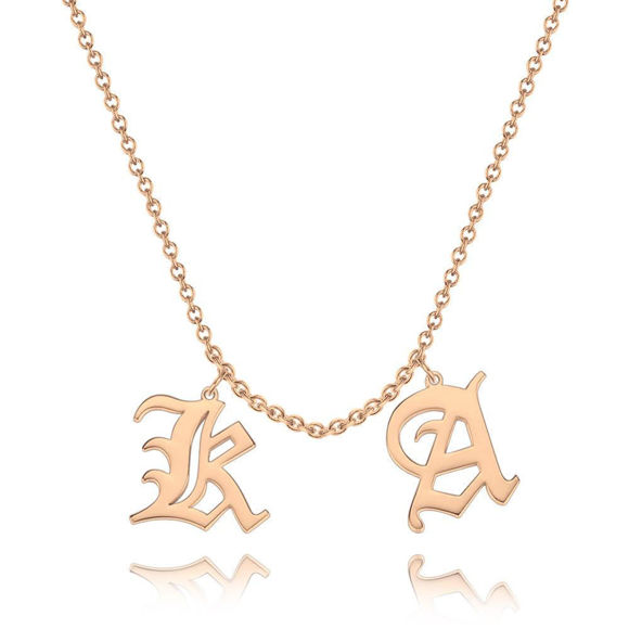 Bild von Halskette mit Anfangsbuchstaben und zwei Anhängern von A-Z