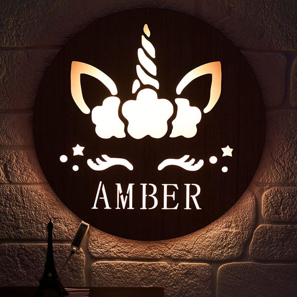Bild von Personalisiertes Nachtlicht für Wanddekoration – individuell graviertes Namenslicht aus Holz – Einhorn