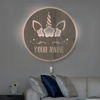 Bild von Personalisiertes Nachtlicht für Wanddekoration – individuell graviertes Namenslicht aus Holz – Einhorn