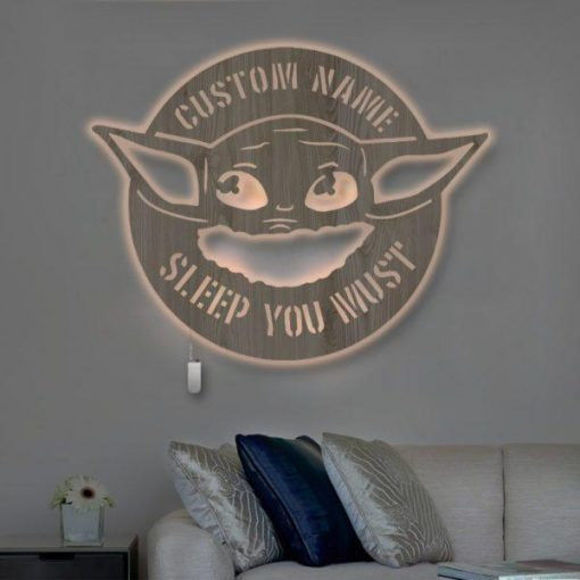 Imagen de Luz de noche personalizada para decoración de pared - Luz de noche de nombre grabado de madera personalizada - Baby Yoda