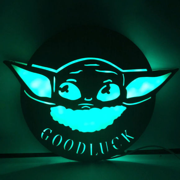 Bild von Personalisiertes Nachtlicht für Wanddekoration – individuell graviertes Namenslicht aus Holz – Baby Yoda