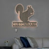 Bild von Personalisiertes Nachtlicht für Wanddekoration – individuell graviertes Namenslicht aus Holz – Eichhörnchen