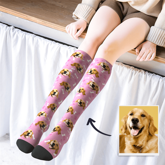 Image de Chaussettes hautes personnalisées multicolores avec un joli chien - Chaussettes personnalisées avec photo amusante pour femme - Meilleur cadeau pour elle