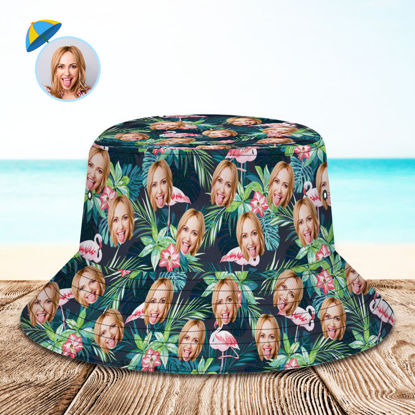 Image de Chapeau seau personnalisé | Chapeau de pêcheur hawaïen imprimé de fleurs tropicales avec visage personnalisé - Flamingo | Meilleure idée de cadeau pour un anniversaire, Thanksgiving, Noël, etc.