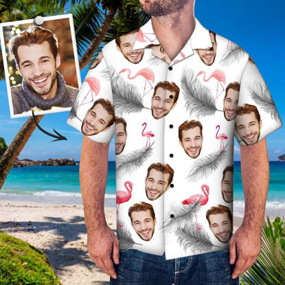 Image de Chemise hawaïenne personnalisée avec photo de visage - Chemise personnalisée pour hommes Chemise hawaïenne Flamants roses et plumes - T-shirts Beach Party comme cadeaux de vacances - Meilleurs cadeaux