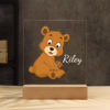 Bild von Nachtlicht mit sitzendem Bären – personalisiert mit dem Namen Ihres Kindes