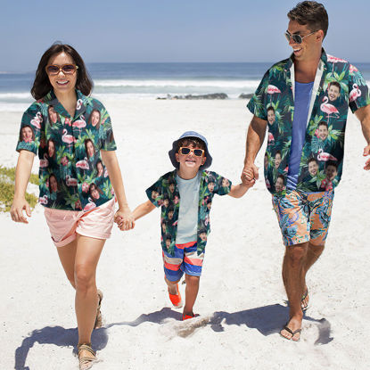 Imagen de Camisa hawaiana personalizada con cara de foto para la familia - Camisetas de verano personalizadas de manga corta para fiesta en la playa - Flamenco - Regalos navideños
