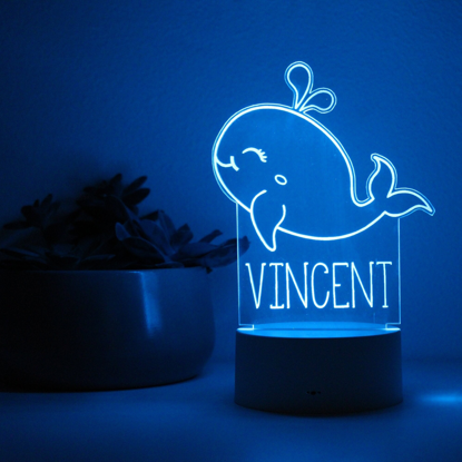 Imagen de Luz de noche con nombre personalizado con iluminación LED de colores - Luz de noche de ballena multicolor con nombre personalizado