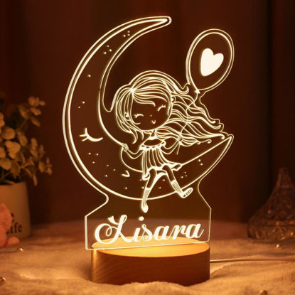 Bild von Mädchen, das auf dem Mond sitzt Nachtlicht mit unregelmäßiger Form mit runder Basis – personalisiert mit dem Namen Ihres Kindes