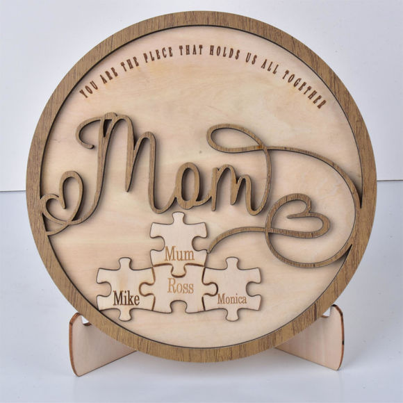 Imagen de Adorno rústico de madera redondo con nombre de rompecabezas familiar personalizado, el mejor regalo para el día de la madre