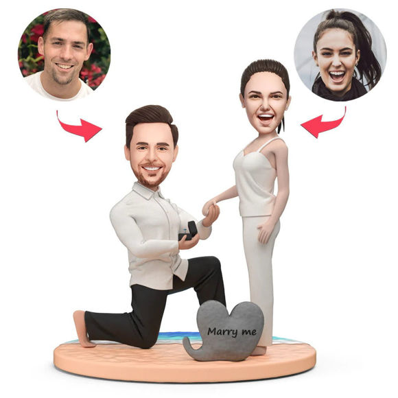 Imagen de Custom Bobbleheads: Proposing Couple On The Beach | Personalized Bobbleheads for the Special Someone as a Unique Gift Idea