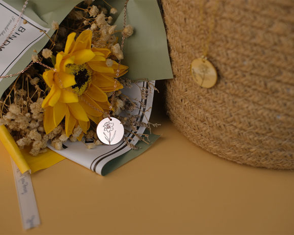 Image de Collier de nom personnalisé avec fleur de naissance gravée, collier de nom de fleur à disque rond, cadeaux de demoiselle d'honneur, collier de mariage