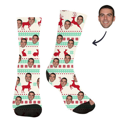 Bild von Beige Socken im weihnachtlichen Stil mit individuellem Gesichtsfoto – das beste Geschenk für Familie, Freunde und mehr.