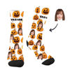 Image de Pyjama personnalisé de style Halloween – Chaussettes citrouille d'Halloween avec photo de visage personnalisée – Meilleur cadeau pour la famille, les amis et plus encore.