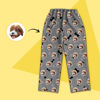 Bild von Maßgeschneiderter Pyjama. Maßgeschneiderter Pyjama mit Haustierfoto. Maßgeschneidertes Familien-Pyjama-Komplettset – Hundeknochen