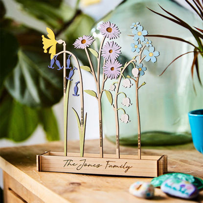 Bild von Personalisierte Familien-Geburtsblumen aus Holz – Omas Gartenschild – Geschenk zum Muttertag und Hochzeitstag