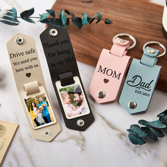 Afbeeldingen van Gepersonaliseerde leren sleutelhanger met foto en tekst - Metalen foto-tag sleutelhanger - Gegraveerde sleutelhanger - Jubileumcadeaus voor hem