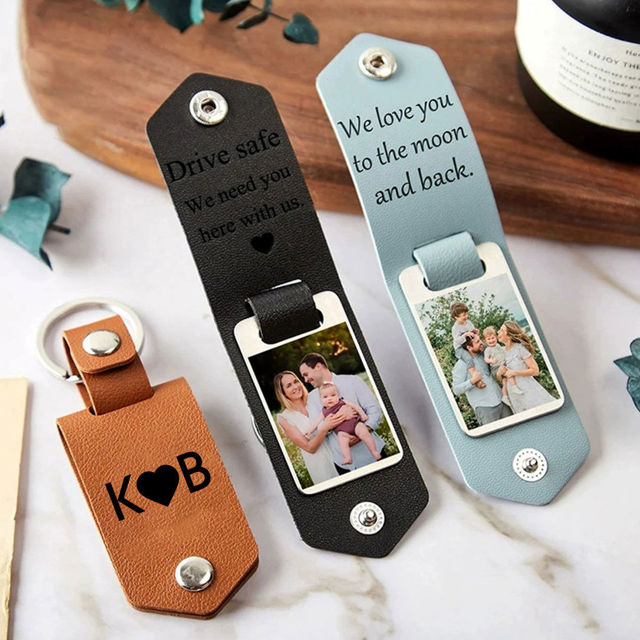 Afbeeldingen van Gepersonaliseerde leren sleutelhanger met foto en tekst - Metalen foto-tag sleutelhanger - Gegraveerde sleutelhanger - Jubileumcadeaus voor hem
