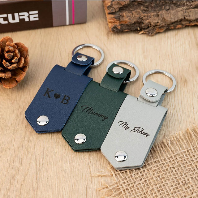 Afbeeldingen van Gepersonaliseerde leren sleutelhanger met foto en tekst - Metalen foto-tag sleutelhanger - Gegraveerde sleutelhanger - Jubileumcadeaus voor hem