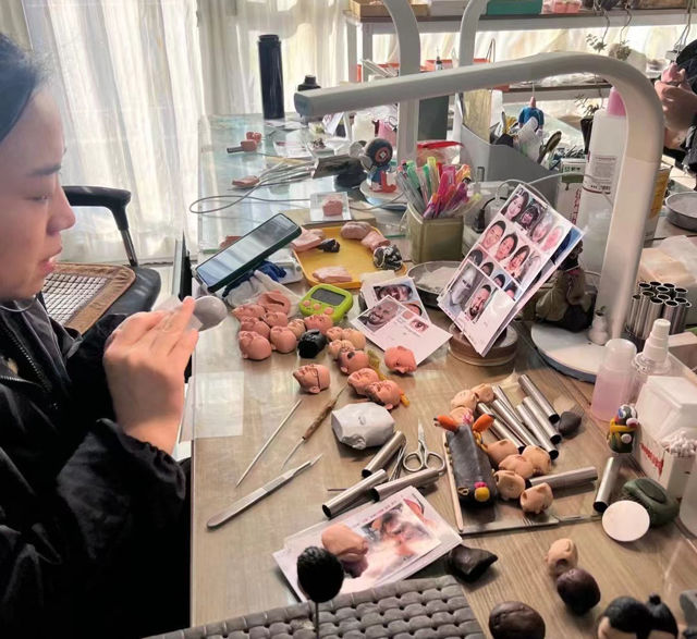 Immagine di Bobblehead personalizzati: donna che fa il bagno con cappello da Babbo Natale | Bobblehead personalizzati per una persona speciale come idea regalo unica